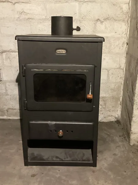 Neuwertiger Kaminofen, 1x benutzt. Bezeichnung: Prity K1, Leistung: 9,5 kW  Maße: Breite 45 cm, Höhe 76 cm, Tiefe 38 cm, Neupreis 389€