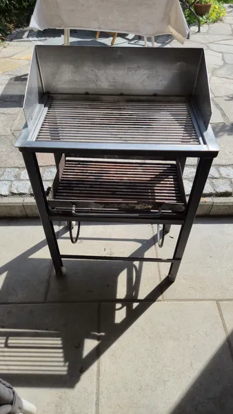 Grill mit Kohlefach unten