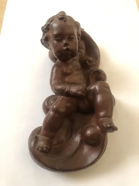 Hochwertige Keramik Skulptur Putto/Engelsknabe