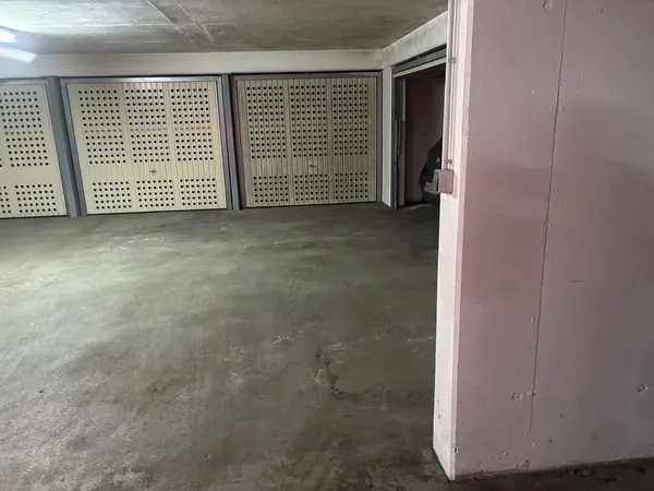 Rechte geschlossene Garage