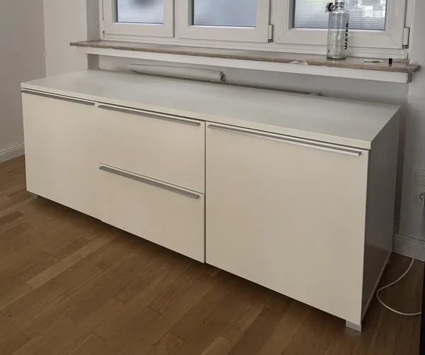 klare form, schöne, silbrige  griffleisten 