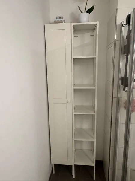 Links der Holzschrank