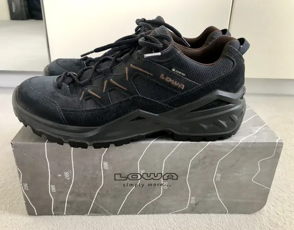 Lowa Wanderschuhe seitlich