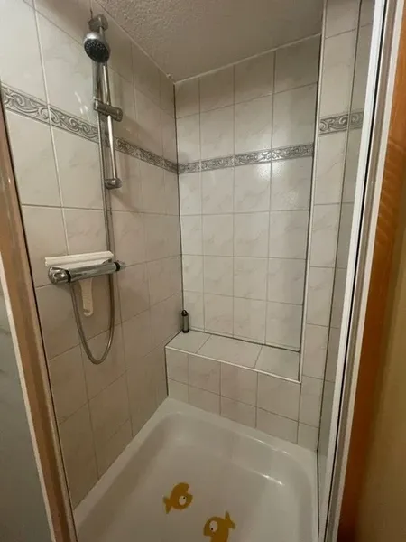 Dusche mit Sitzgelegenheit