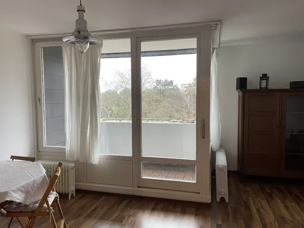Wohnzimmer mit Balkon