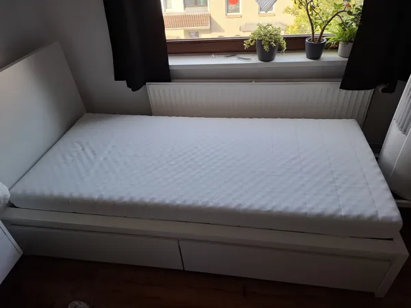 Seitenansicht Bett + Matratze