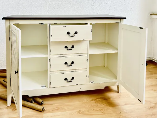 Echtholzkommode in hellbeige im shabby chic Design mit Türen und Schubladen