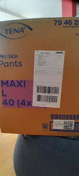 Karton mit Pants