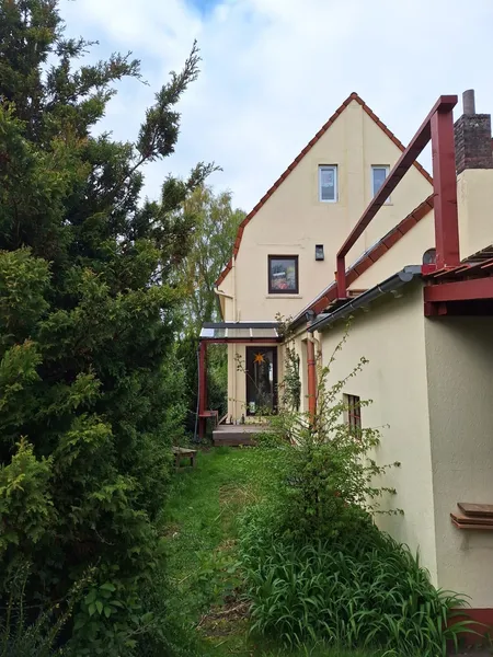 Hausrückseite mit Küchenterrassse