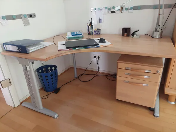 Schreibtisch  mit Rollcontainer