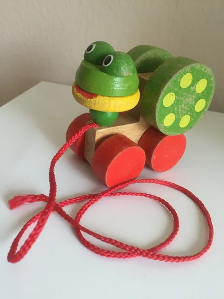 Ziehspielzeug Fröhlicher Frosch aus Holz 