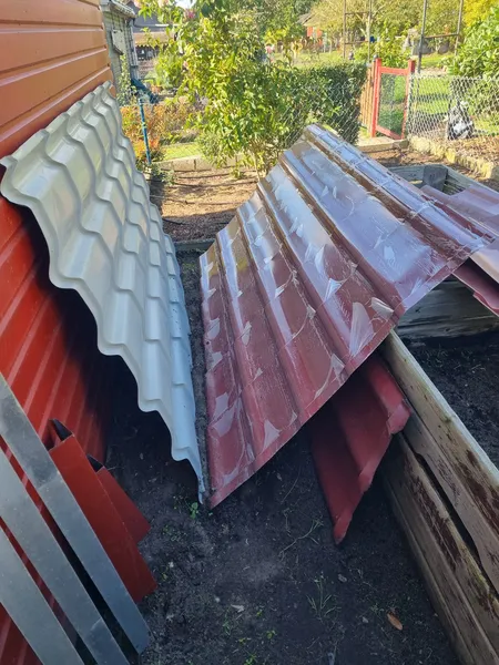 Neuwertige Bleche beide in Rot