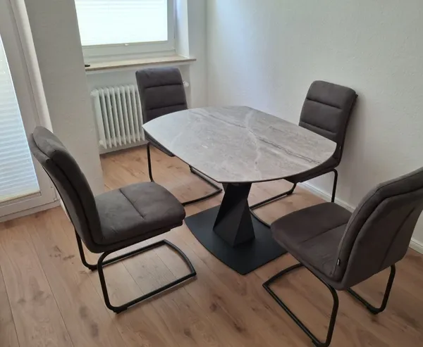 Esstisch + 4 Stühle