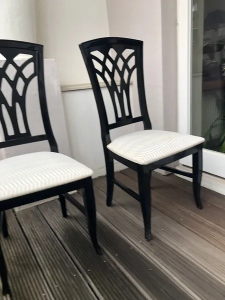 2 schwarze Stühle