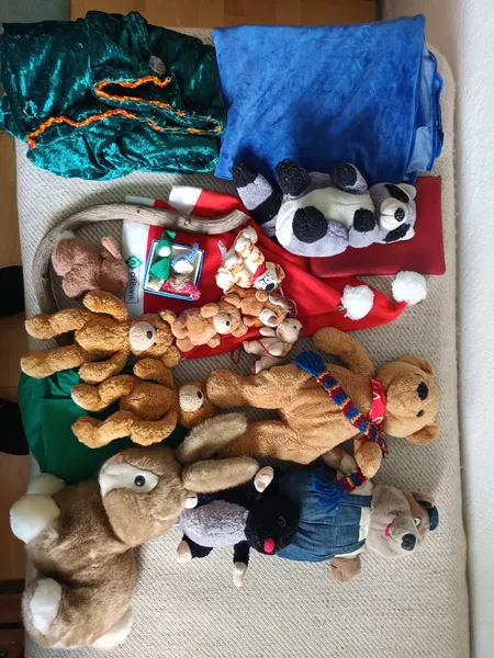 Stofftiere und Tücher uam 