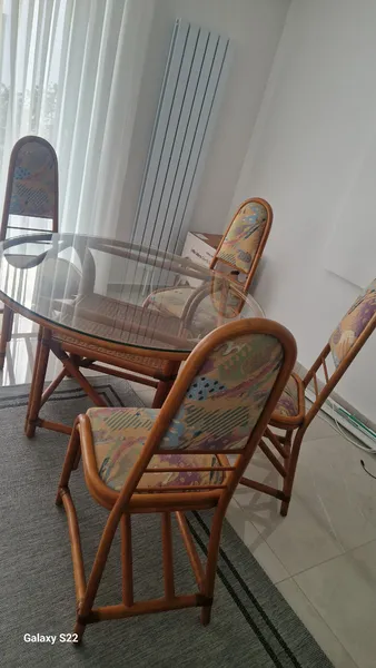  - Set: 1 Tisch und 4 Stühle - Design: Vintage-Optik, echte Handarbeit