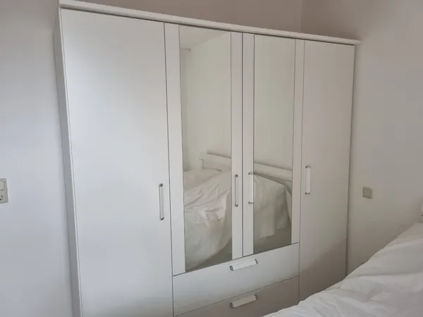 Kleiderschrank (neuwertig aus Musterwohnung)