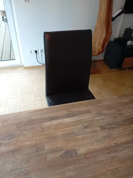 elegante und sehr bequeme Wohnzimmerstühle mit dunkelbraunem Kunstlederbezug