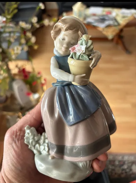 Mädchen mit Blumentopf 