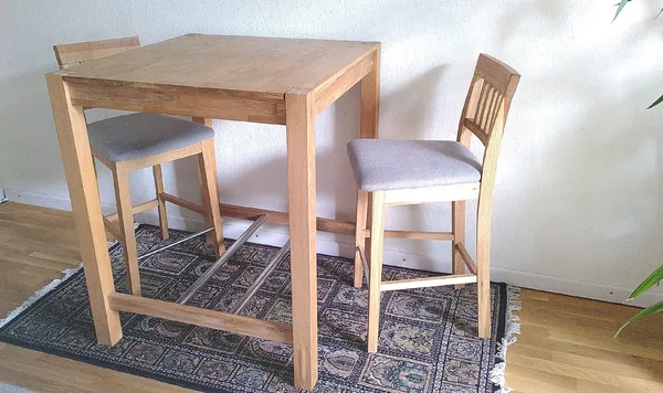 Gesamtansicht Tisch und die beiden Stühle