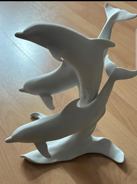 Delphinfigur aus Porzellan 