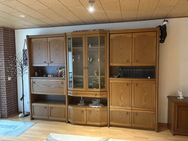 Schrankwand mit Vitrine 