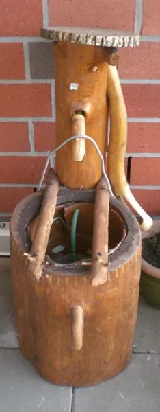 Holzbrunnen mit Pumpe