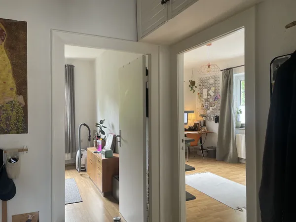 Blick auf Wohn- und Arbeitszimmer