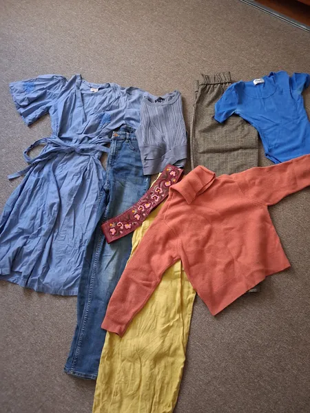 Ein Teil der Kleidung. Es sind 3 Tüten voll.