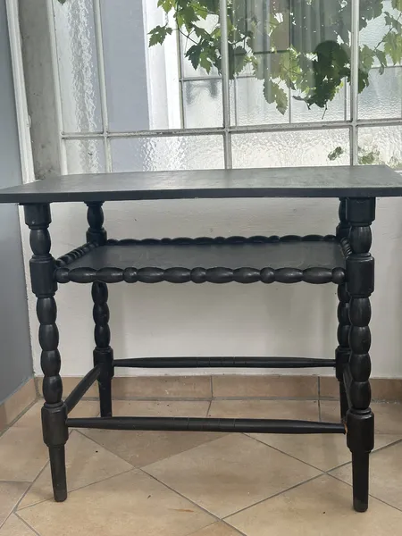 Hübscher Kolonialstiltisch mit Zwischenablage, schwarz, 0,90 x 0,60, Höhe 0,75m.