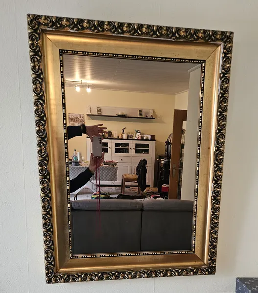 Die im Spiegel reflektierten Gegenstände und die Fotografin stehen NICHT zum Verkauf in diesem Inserat.