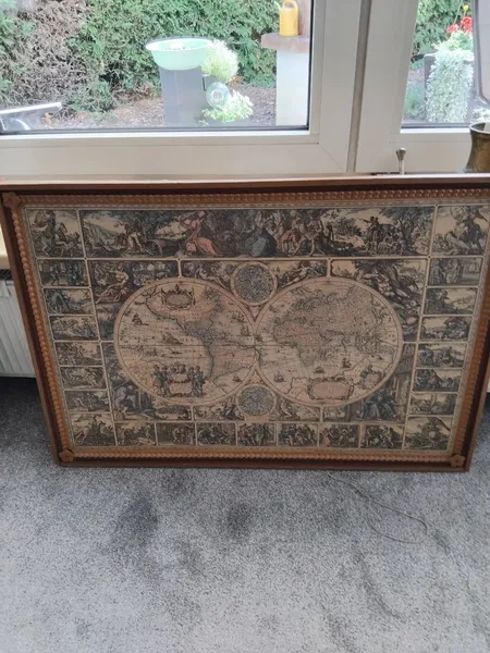 Weltkarte im Holzrahmen